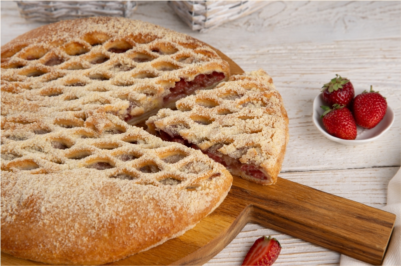 Пирог с бананом и клубникой 1,5 кг.